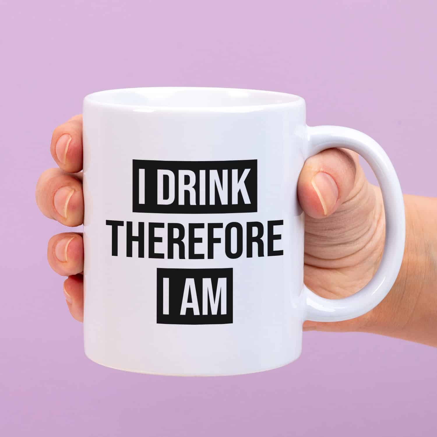 Mok met Tekst ‘’I drink therefore I am’’ | Materiaal: Keramiek | 33 cl | Mok met Tekst | Koffie Mok | Grappige Cadeau | Vaatwasser bestendig | Humor | Mok met grappige tekst