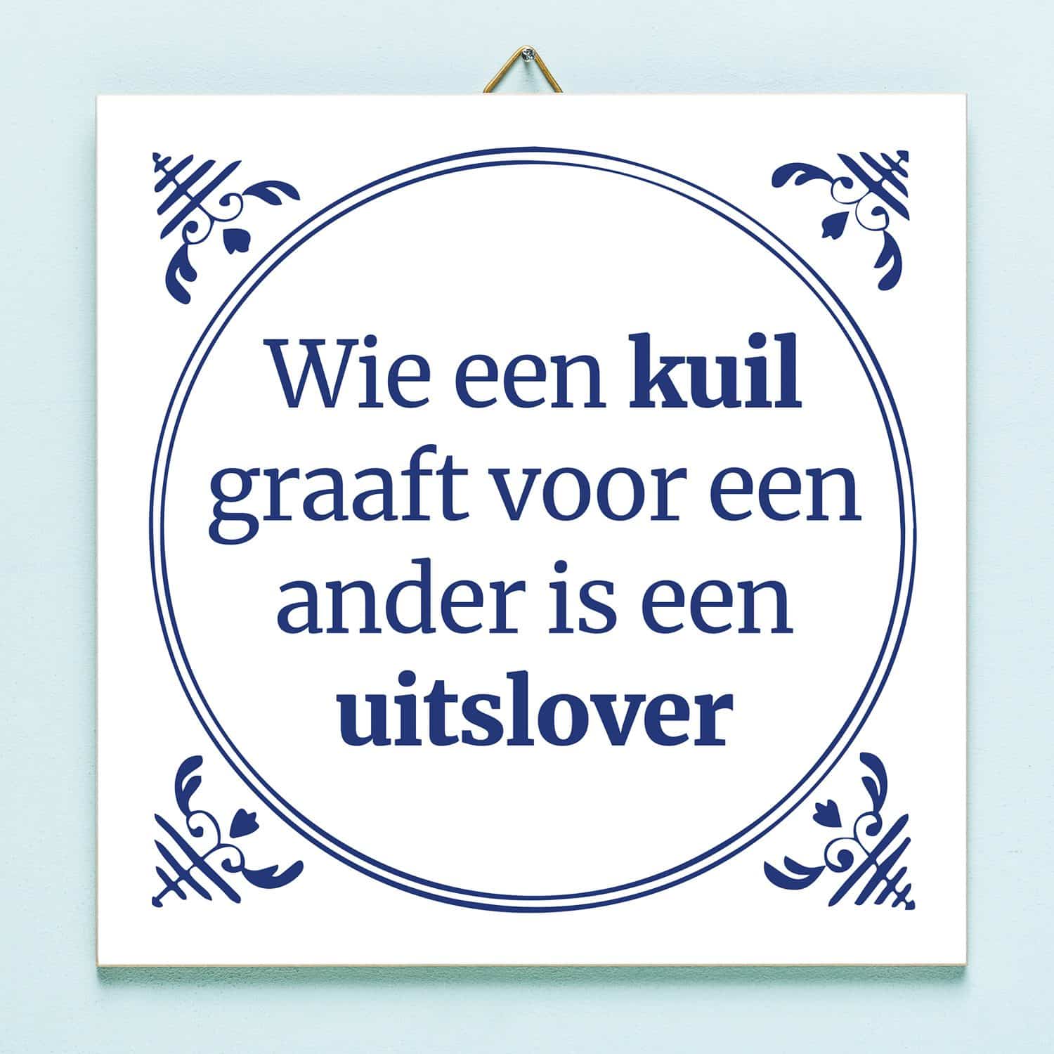 Tegeltje Wie een kuil graaft voor een ander