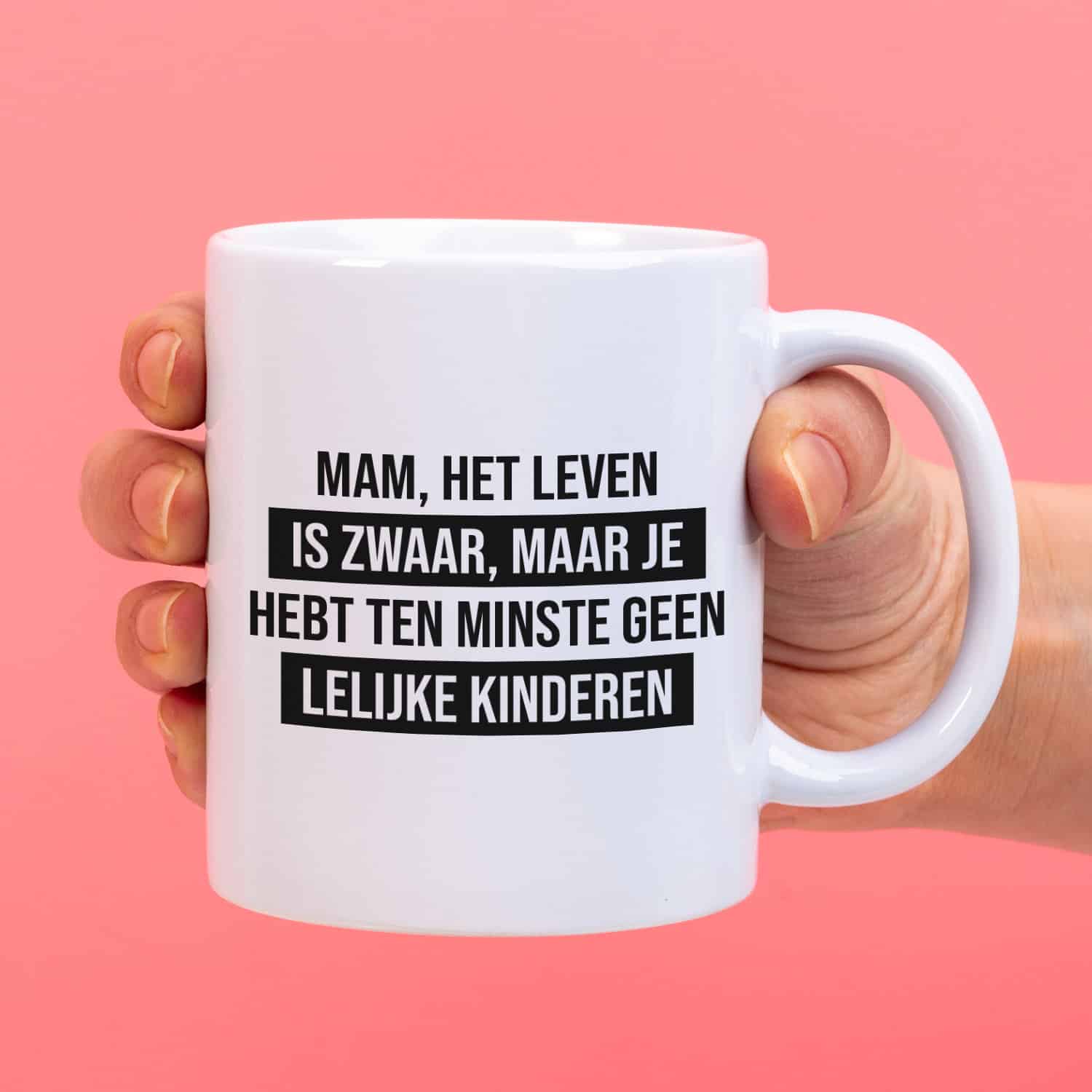 Mok met Tekst ‘’Mam het leven is zwaar’’ | Materiaal: Keramiek | 33 cl | Mok met Tekst | Koffie Mok | Grappige Cadeau | Vaatwasser bestendig | Humor | Mok met grappige tekst