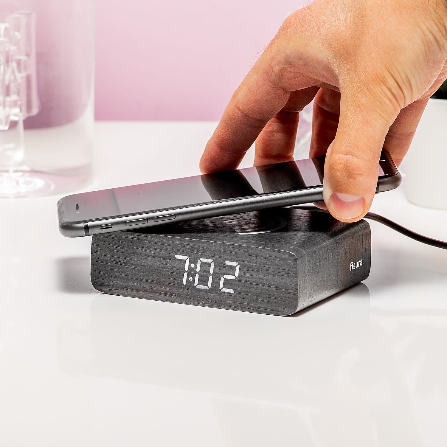 Wekker met smartphonelader - Donker hout