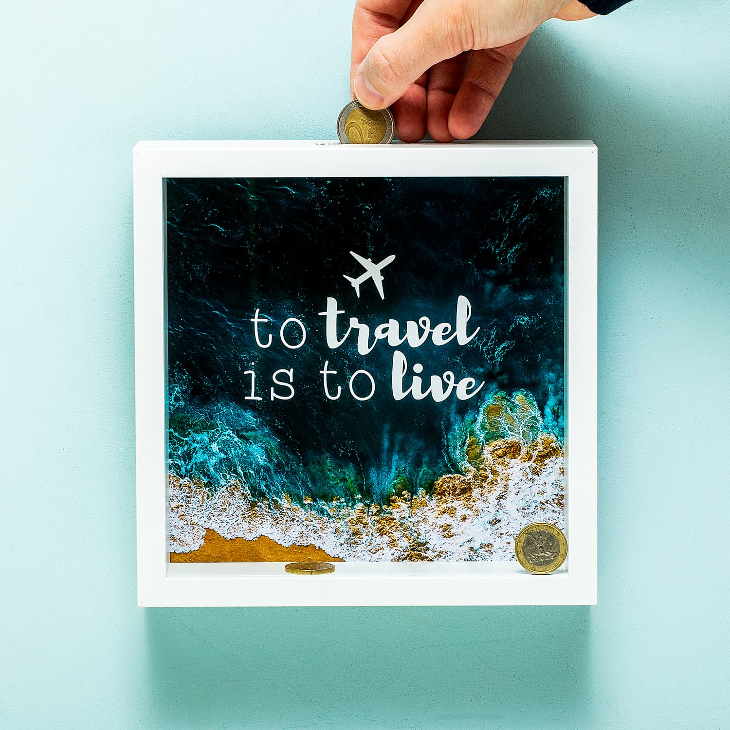 Houten spaarpot – To Travel Is To Live