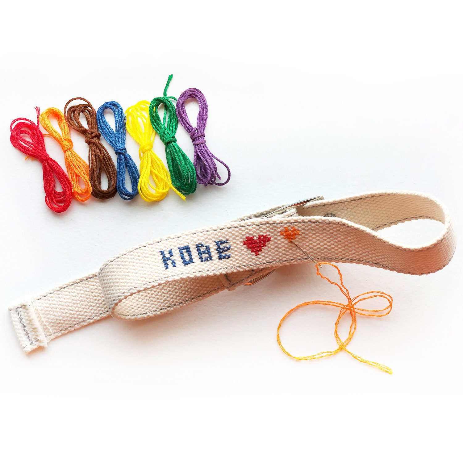 Kikkerland Koby DIY Cross Stitch Dog Collar - Borduur je eigen hondenriem - Inclusief naald, draad en halsband - Klein