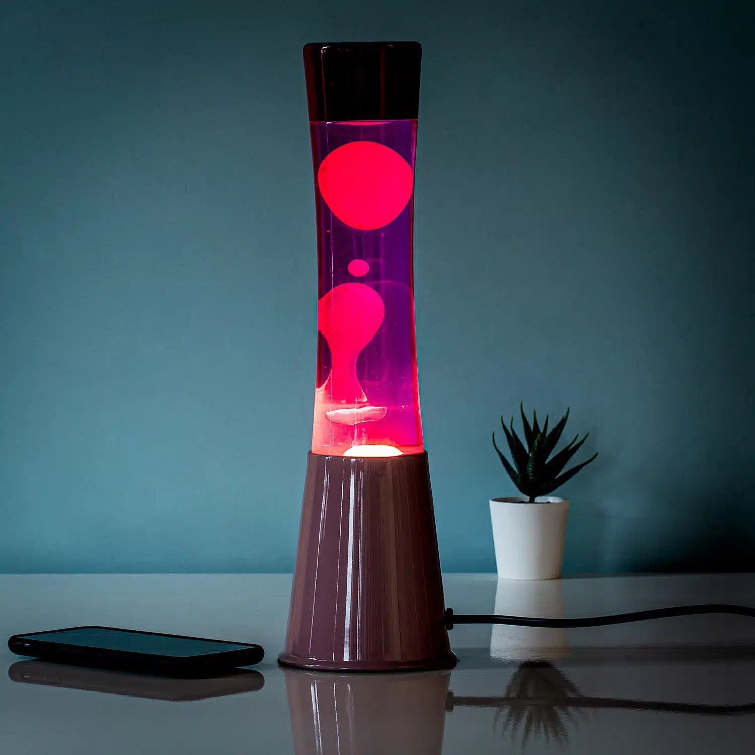 Lavalamp roze met roze vloeistof en witte lava