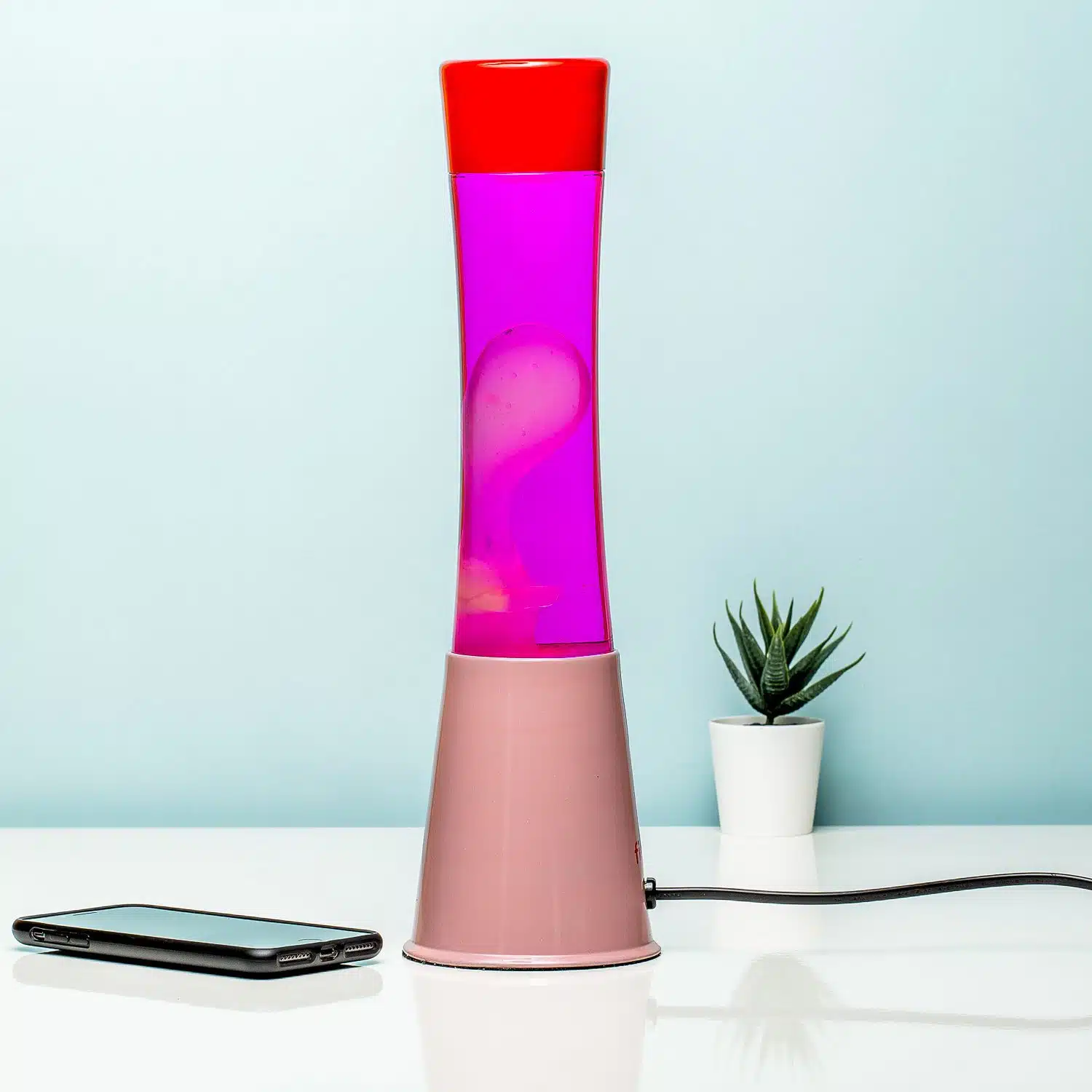 Lavalamp roze met roze vloeistof en witte lava
