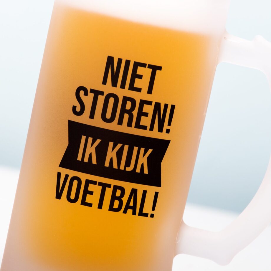 Niet storen, ik kijk voetbal bierpul