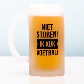 Niet storen, ik kijk voetbal bierpul