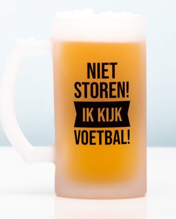 Niet storen, ik kijk voetbal bierpul