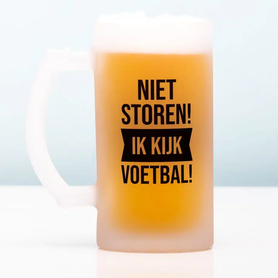 Niet storen, ik kijk voetbal bierpul