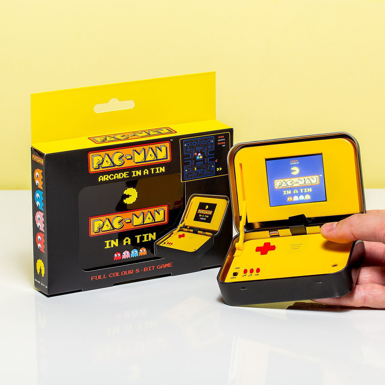 Handzaam blikje met daarin een Pac-Man spel, tip 11 speelgoed in het vliegtuig