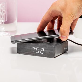 Wekker met smartphonelader - Donker hout