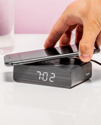 Wekker met smartphonelader