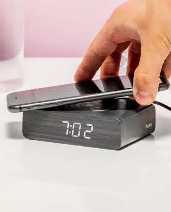 Wekker met smartphonelader