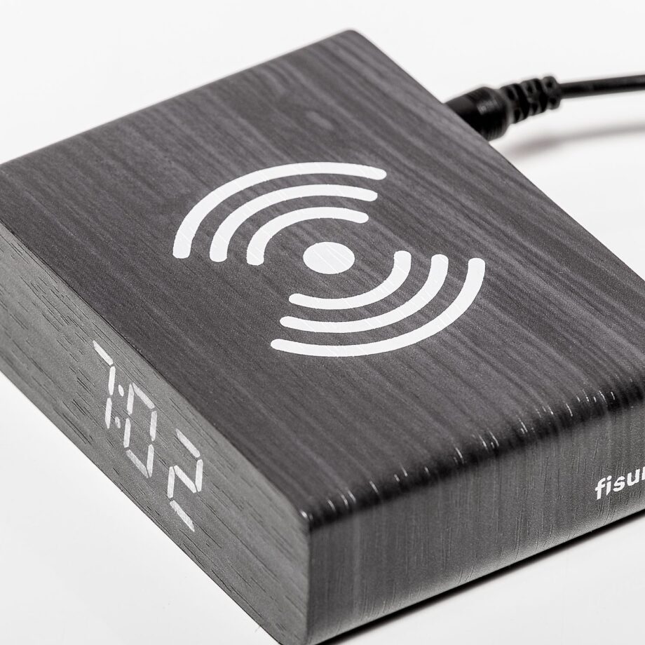Wekker met smartphonelader