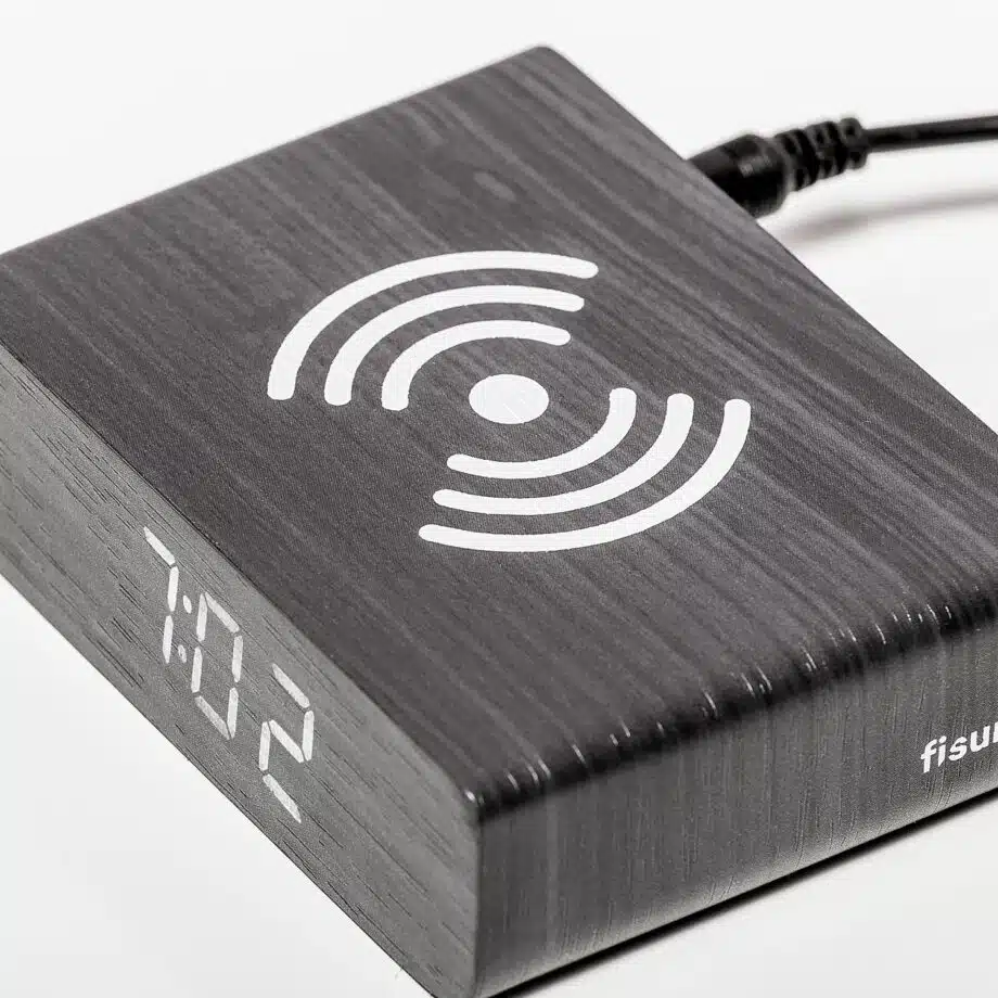 Wekker met smartphonelader