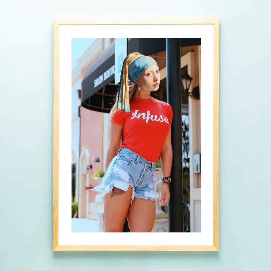 Poster Hot girl with the pearl met blanke houten lijst