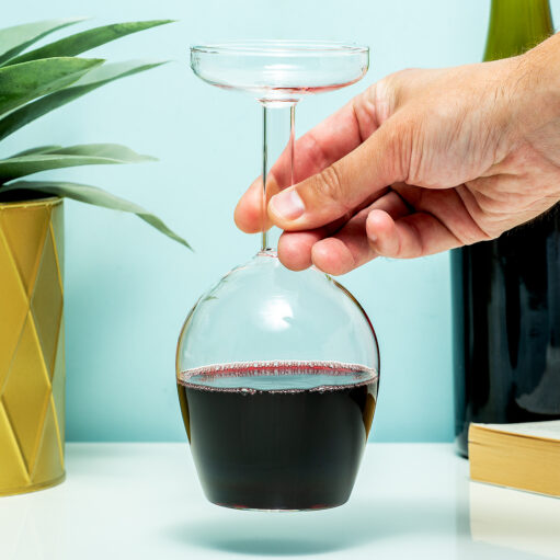 Omgekeerd wijnglas - in hand