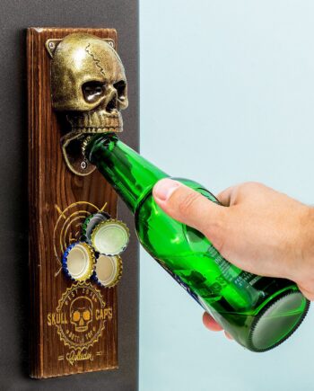 Schedel magnetische flesopener - met bierfles aan de muur