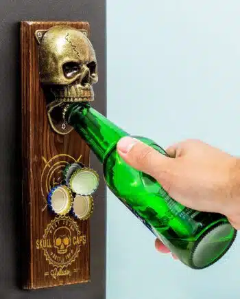 Schedel magnetische flesopener - met bierfles aan de muur