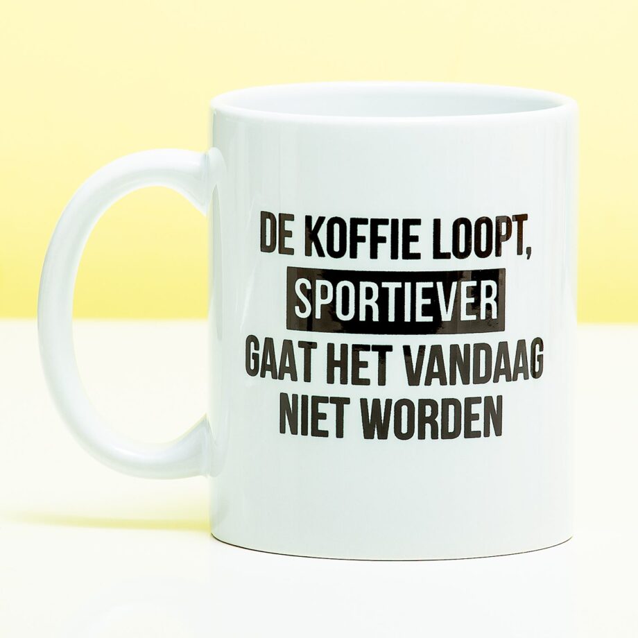 Mok De koffie loopt