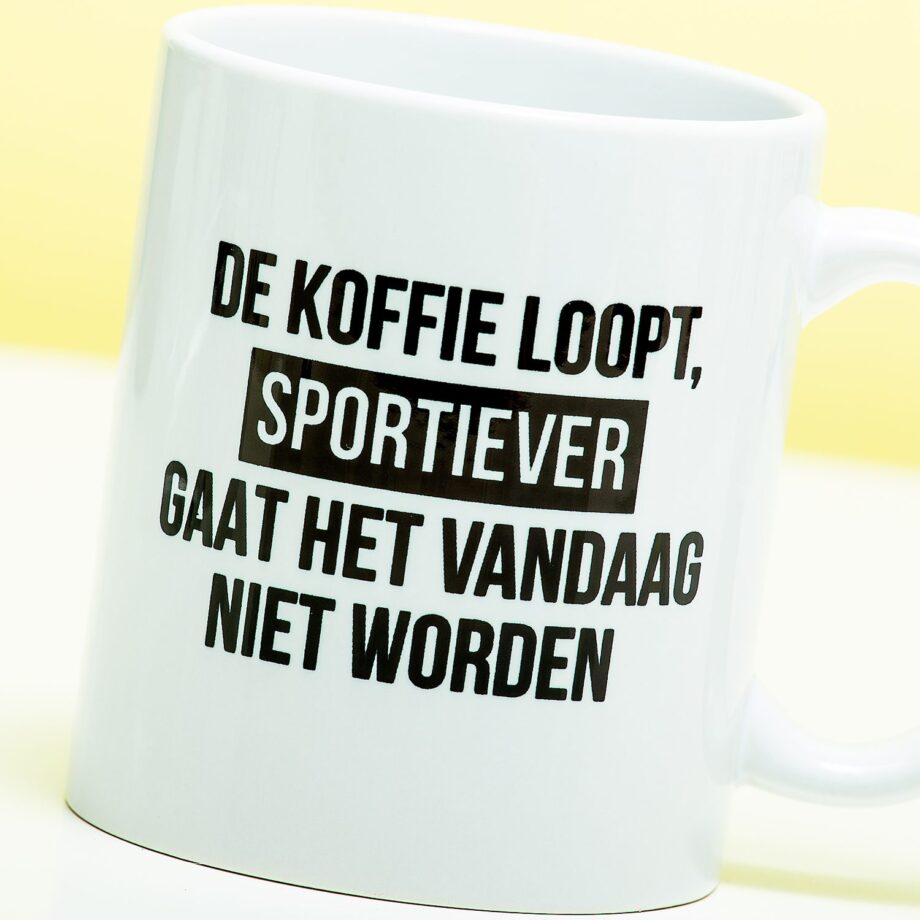Mok De koffie loopt