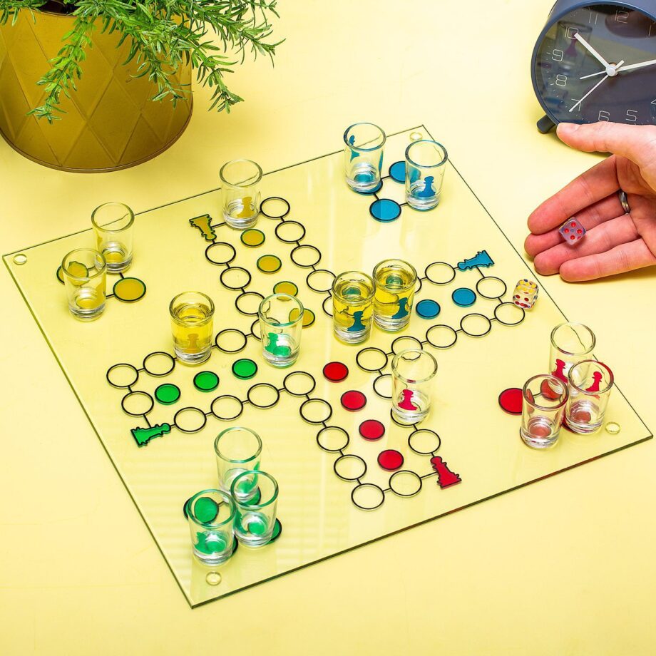 Ludo drankspel met shotglaasjes