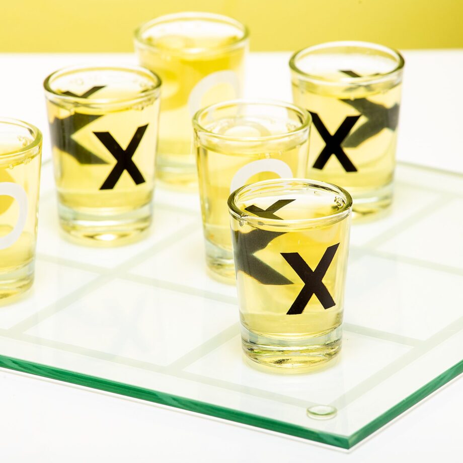 Tic Tac Toe drankspel met shotglaasjes