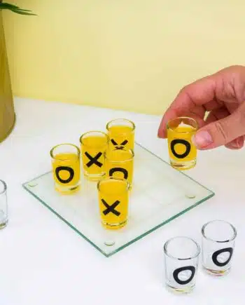 Tic Tac Toe drankspel met shotglaasjes