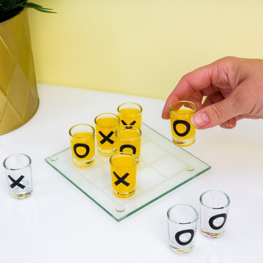 Tic Tac Toe drankspel met shotglaasjes