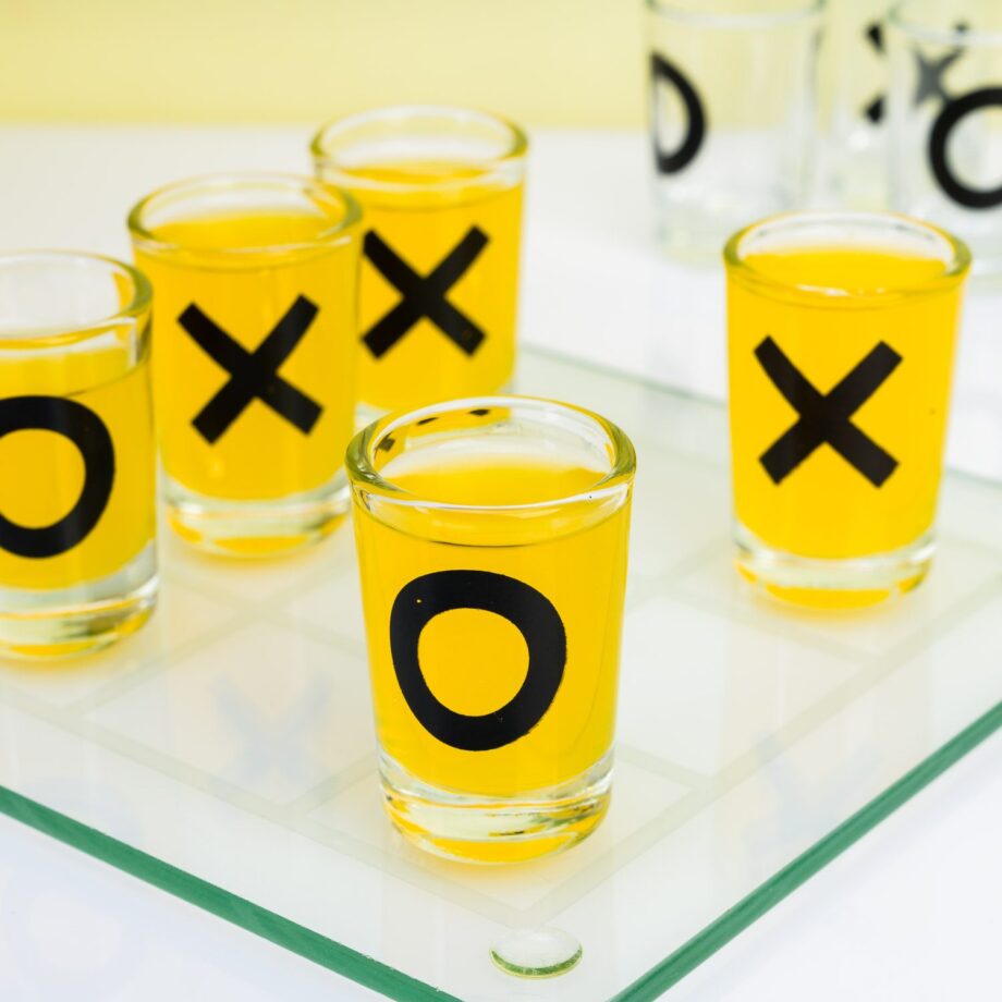 Tic Tac Toe drankspel met shotglaasjes