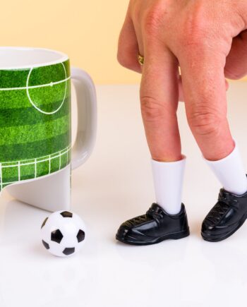 Voetbal mok met schoenen en bal