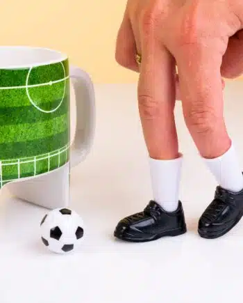 Voetbal mok met schoenen en bal