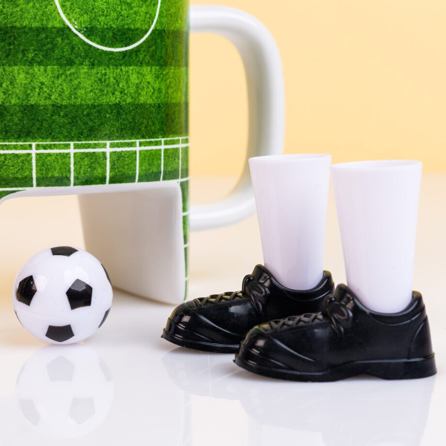 Voetbal mok met schoenen en bal