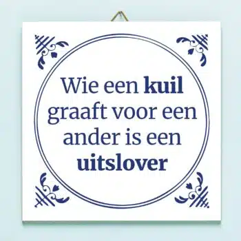 Tegeltje Wie een kuil graaft voor een ander