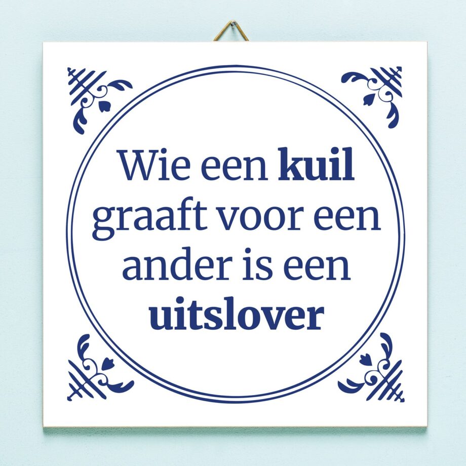Tegeltje Wie een kuil graaft voor een ander