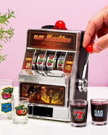 Gokautomaat drankspel met shotglaasjes