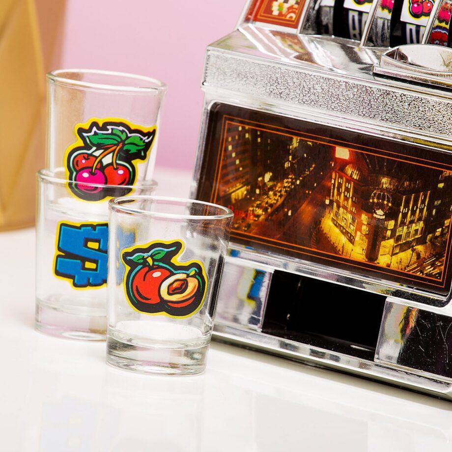 Gokautomaat drankspel met shotglaasjes