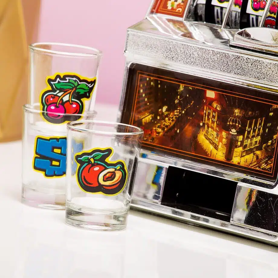 Gokautomaat drankspel met shotglaasjes
