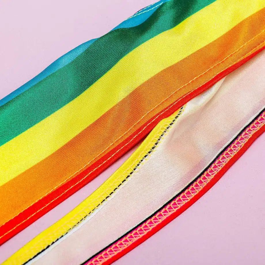 Regenboog mankini - detail stof