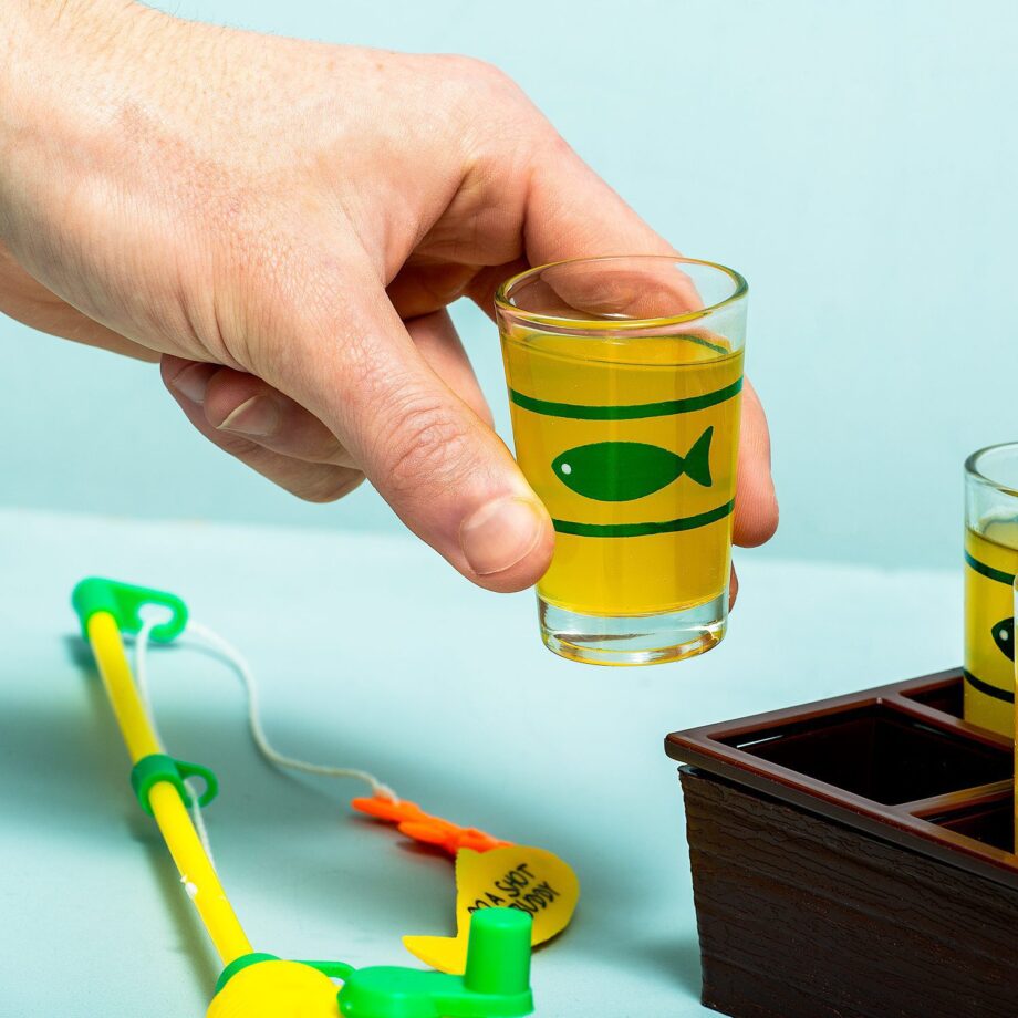 Vis drankspel met shotglaasjes