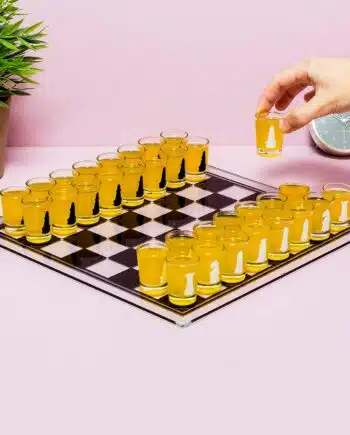 Schaak drankspel met shotglaasjes