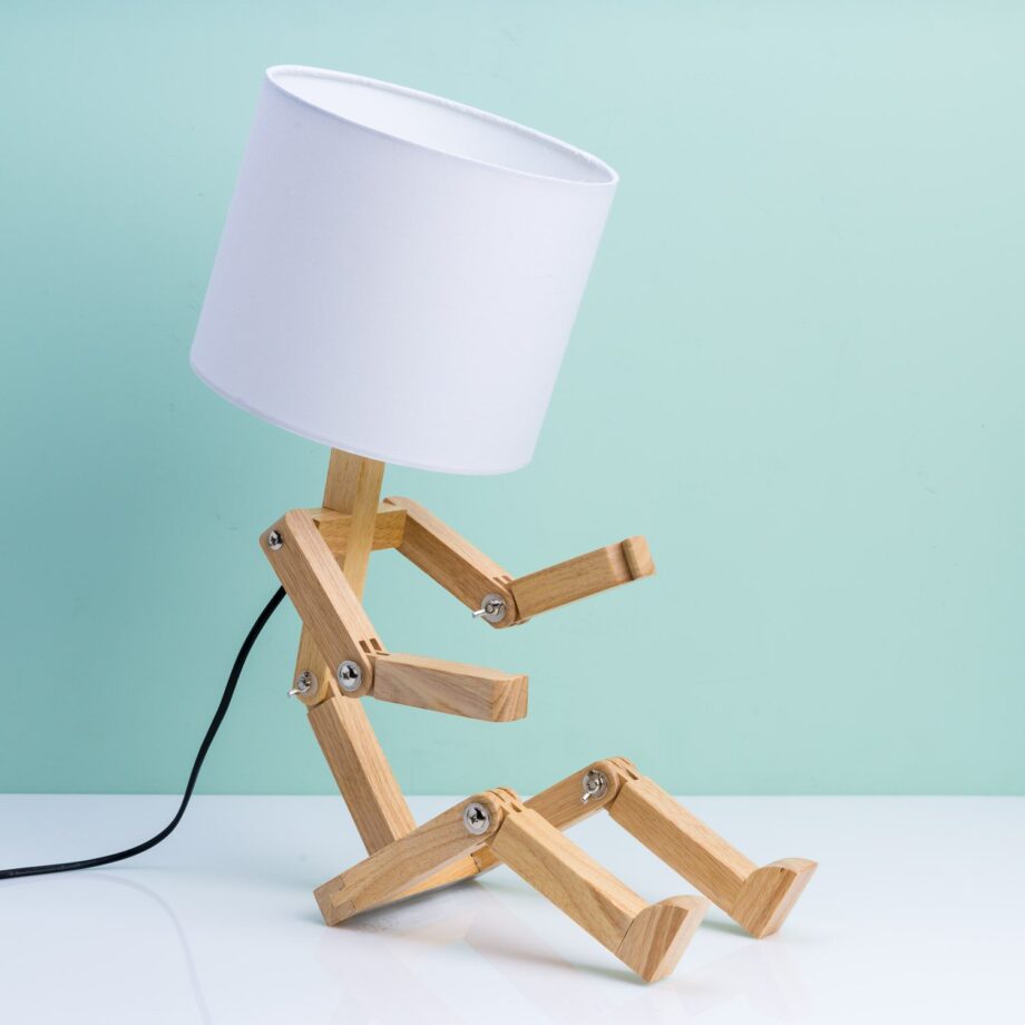 Mens houten tafellamp