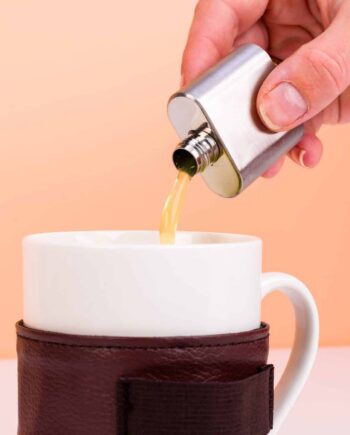 Mok met mini-heupflacon