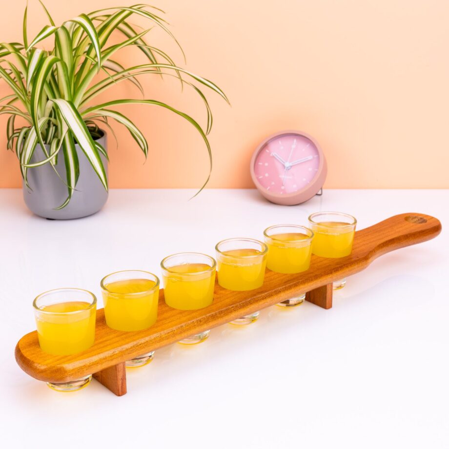 Zes shotglaasjes op serveertray