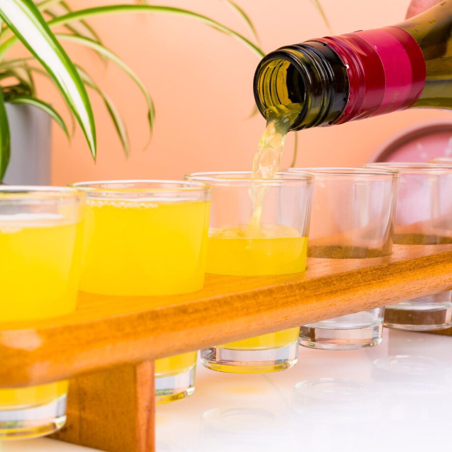 Zes shotglaasjes op serveertray