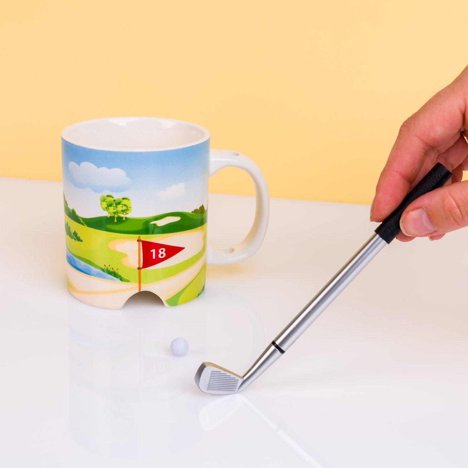 811706-Out of the blue-Mug, Golf Course, With gold club pen & golf ball-3