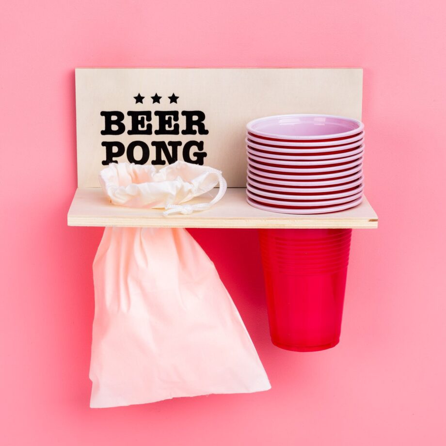 Beer pong muurplank met bekers en ballen