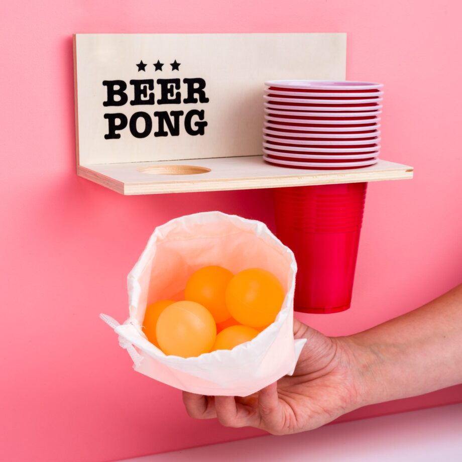 Beer pong muurplank met bekers en ballen