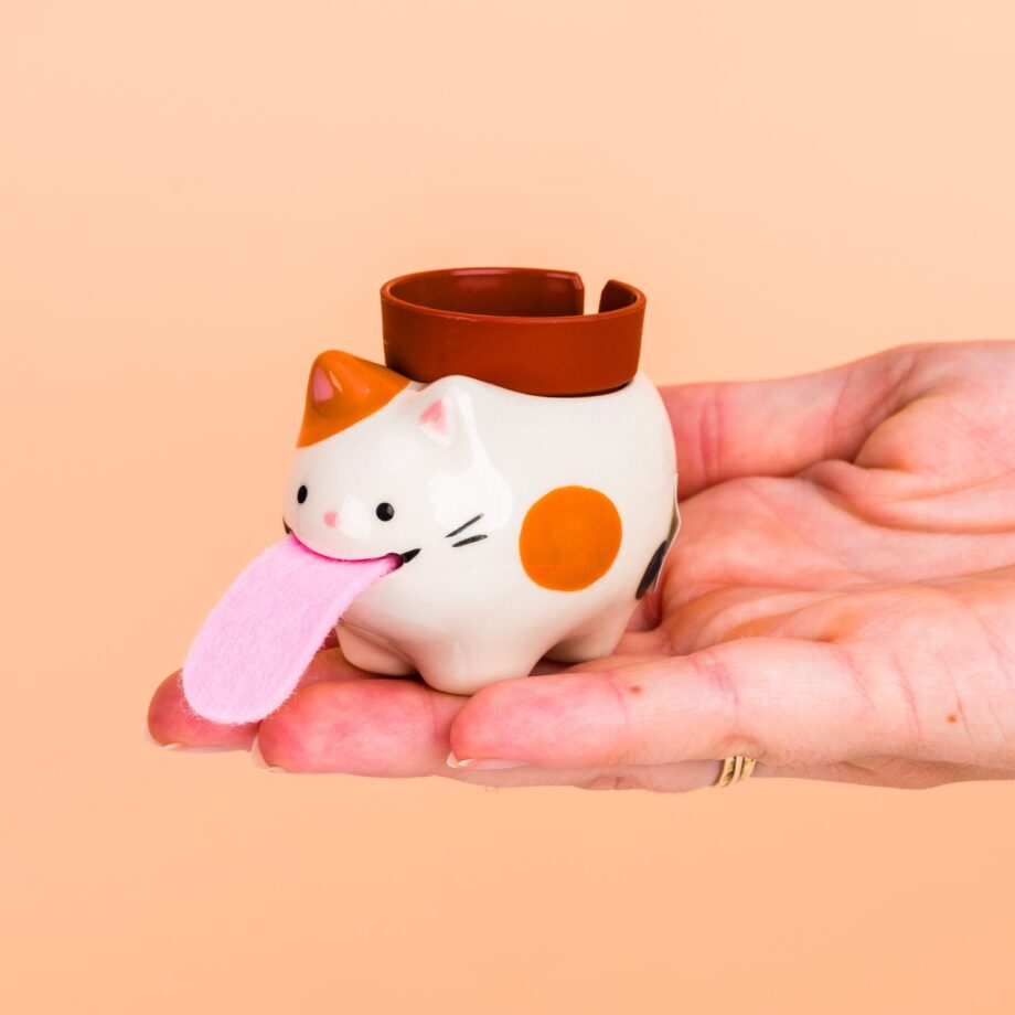 Kat bloempotje met aardbeienplantje