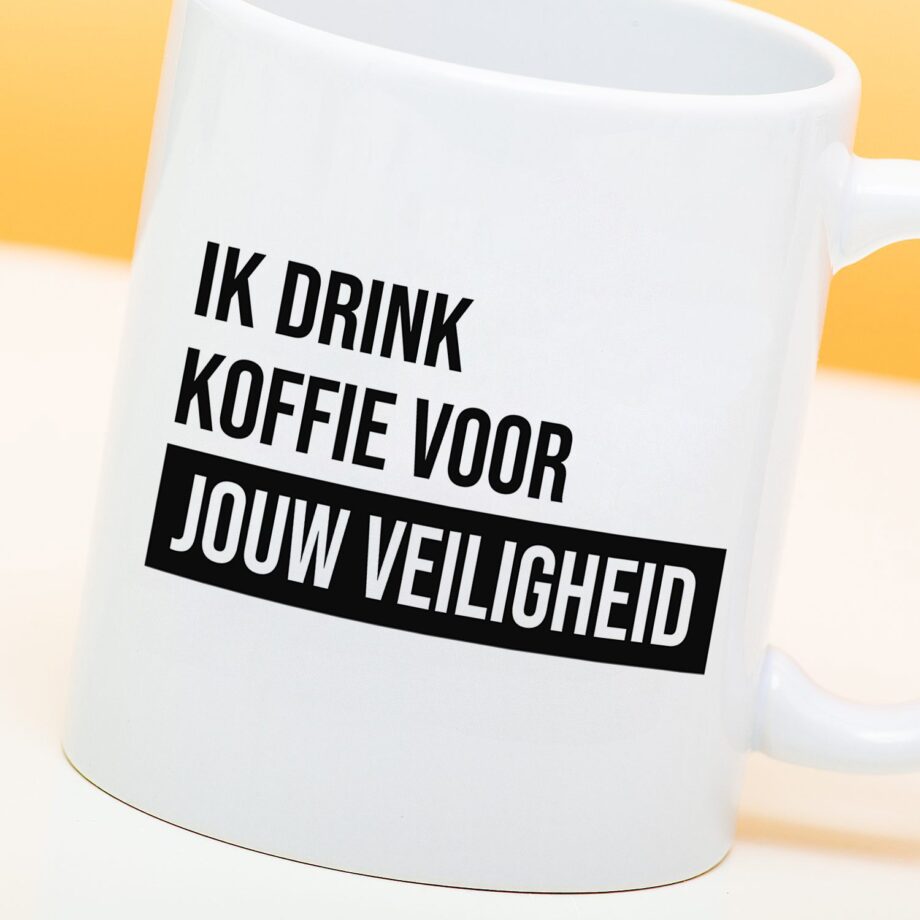 Mok Ik drink koffie voor jouw veiligheid