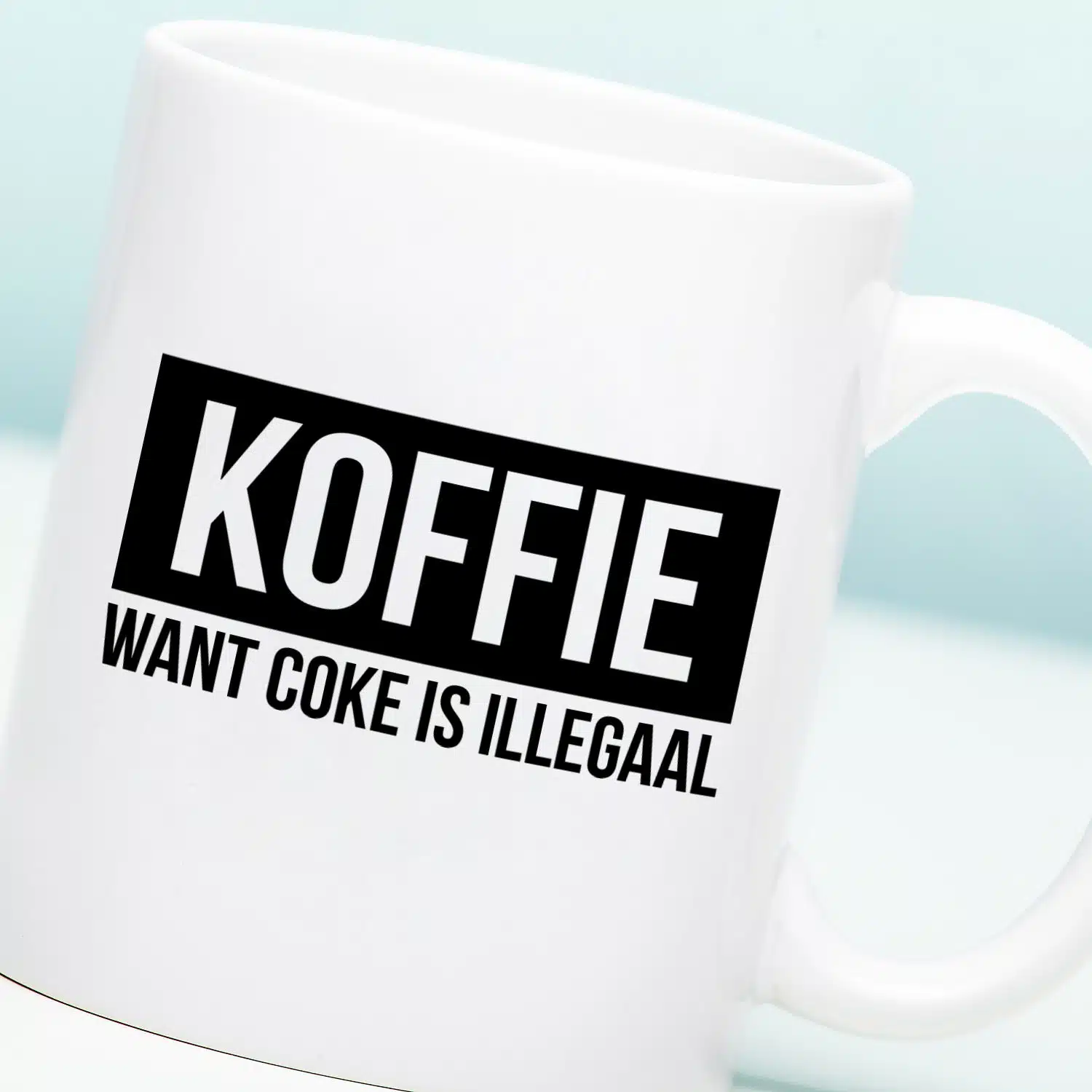 Mok Koffie want coke is illegaal